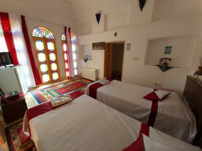 اقامتگاه سنتی "شعر باف" اتاق سه دری میخک