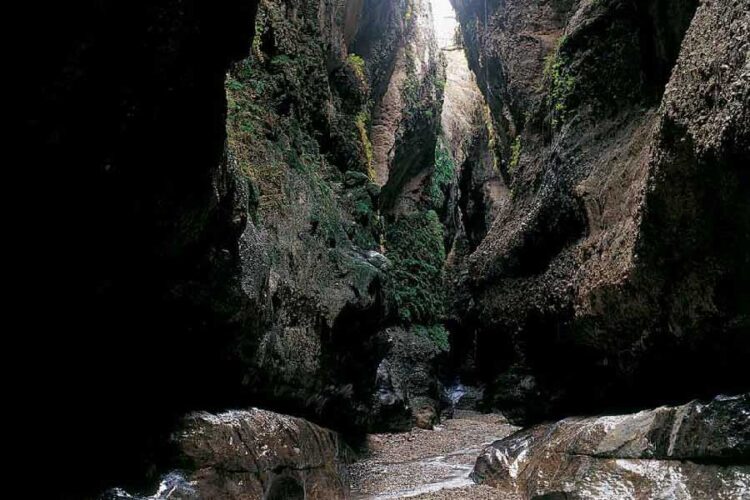 غار زینگان ۵۰ کیلومتری غرب شهر ایلام